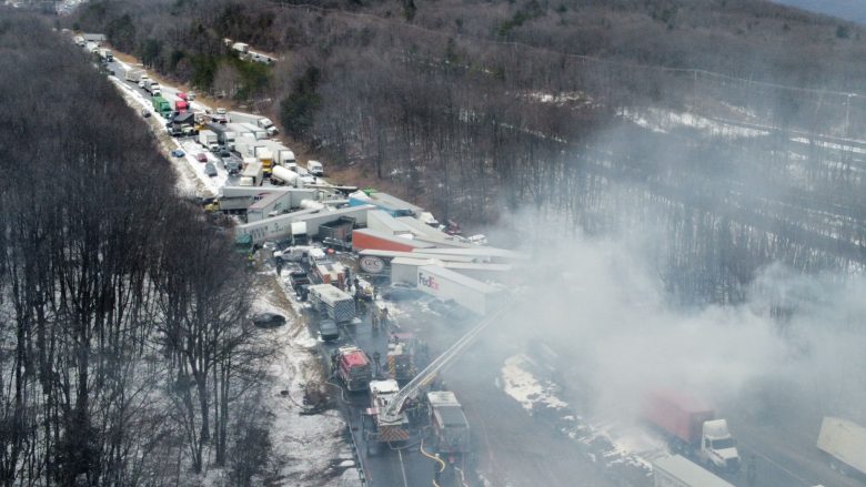 Tre të vdekur nga një aksident në të cilin raportohet se janë përfshirë rreth 50 vetura në Schuylkill County të Pennsylvania, SHBA