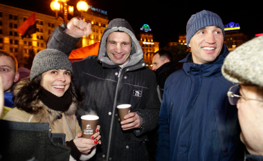 Kievit po i rikthehet normaliteti, Klitschko: Po rihapen kafenetë, dyqanet dhe parukeritë