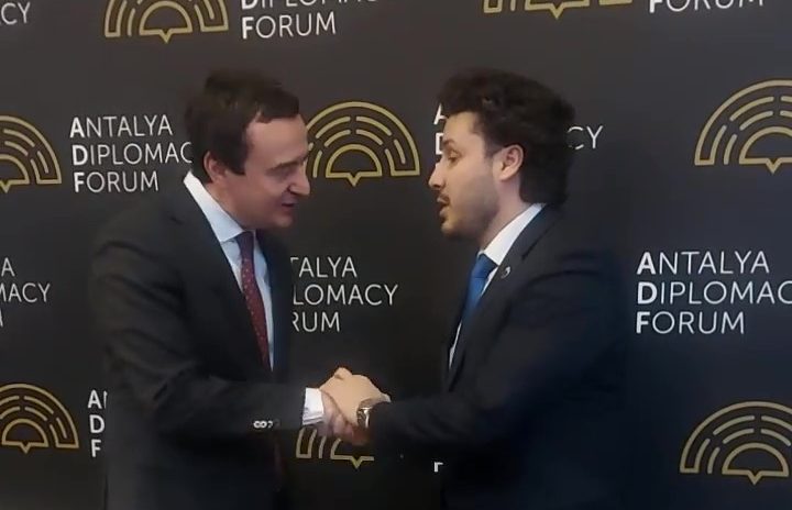 Kurti dhe Abazoviq shtrëngojnë duart në Forumin diplomatik në Antalia