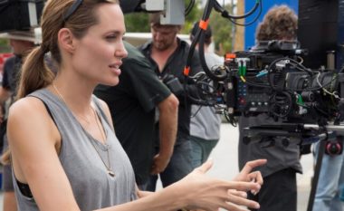 Angelina Jolie lidh një marrëveshje trevjeçare për të prodhuar filma dhe dokumentarë të saj