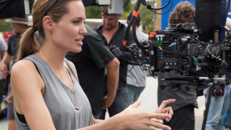 Angelina Jolie lidh një marrëveshje trevjeçare për të prodhuar filma dhe dokumentarë të saj