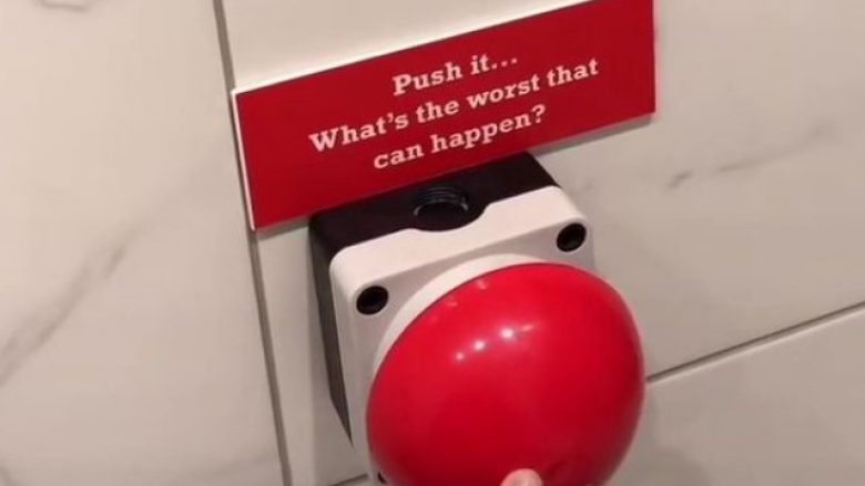Gruaja befasohet kur shtyp butonin e kuq në banjën e një restoranti në Angli