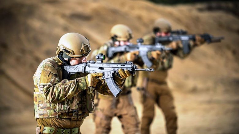 Republika Çeke do të dërgojë qindra mitralozë në Ukrainë