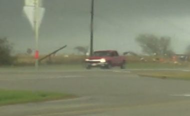 Shoferi rrotullohet bashkë me makinën në erërat e forta të Teksasit – megjithatë ia del më në fund t’ia mbathë nga aty