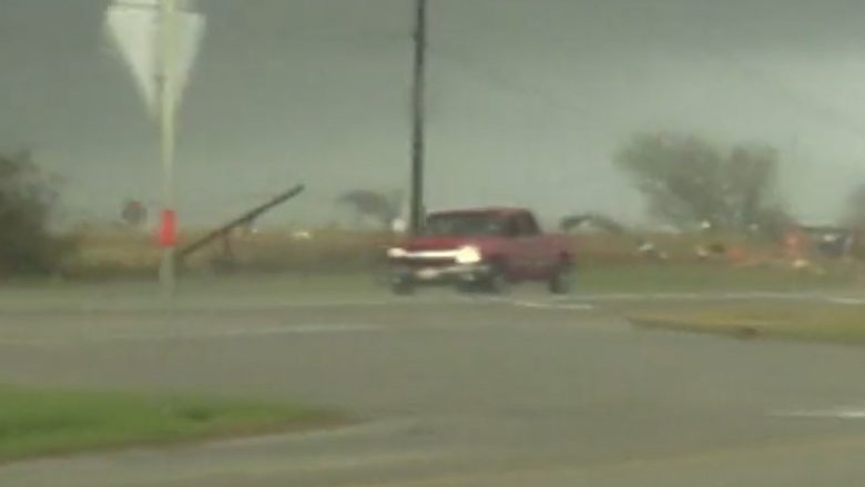 Shoferi rrotullohet bashkë me makinën në erërat e forta të Teksasit – megjithatë ia del më në fund t’ia mbathë nga aty