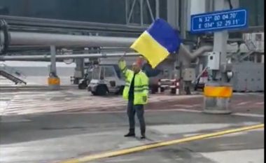 Punëtori në një aeroport të Izraelit pezullohet nga puna pasi valëviti flamurin ukrainas përpara një aeroplani të Rusisë