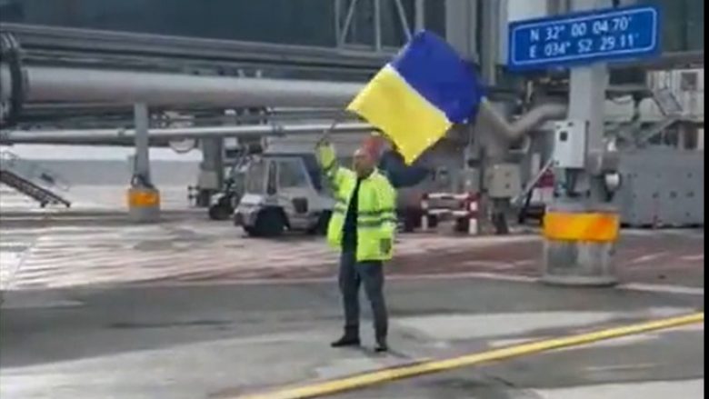 Punëtori në një aeroport të Izraelit pezullohet nga puna pasi valëviti flamurin ukrainas përpara një aeroplani të Rusisë