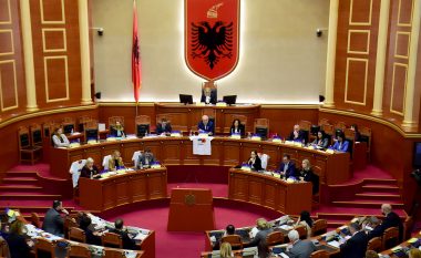 Kuvendi i Shqipërisë kërkon zëvendësimin e deputetit të dorëhequr Alqi Bllako, pritet rikthimi i Pandeli Majkos