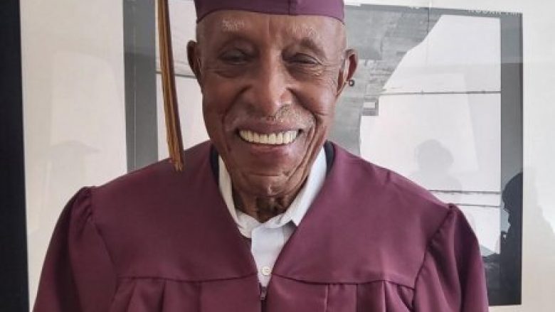 101-vjeçari bëhet me diplomë të shkollës së mesme