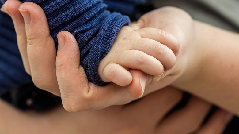 Nëna nga Peja me foshnjën tetë muajshe po mbahej mbyllur në dhomë, policia tregon se çfarë gjeti në vendin e ngjarjes