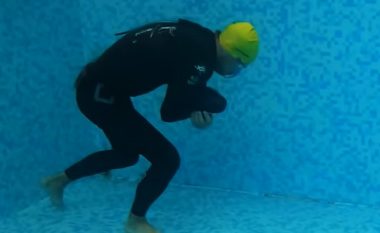 Zhytësi kroat theu rekordin Guinness për shëtitjen në ujë me një frymë të vetme