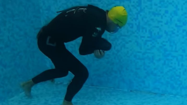 Zhytësi kroat theu rekordin Guinness për shëtitjen në ujë me një frymë të vetme