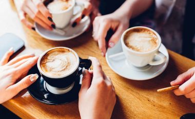 Sipas studimit, pirja e tre filxhanëve kafe në ditë 'mund të shtojë vite në jetën tuaj'