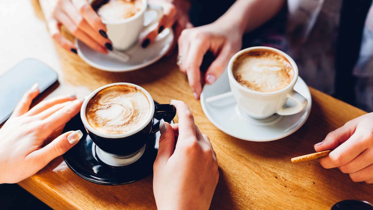Sipas studimit, pirja e tre filxhanëve kafe në ditë ‘mund të shtojë vite në jetën tuaj’
