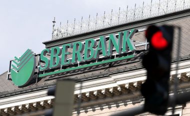 Banka shtetërore ruse Sberbank rrezikon të mbyllet në Evropë, vazhdon tërheqja masive e depozitave