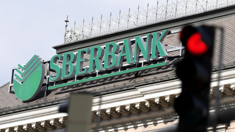 Banka shtetërore ruse Sberbank rrezikon të mbyllet në Evropë, vazhdon tërheqja masive e depozitave