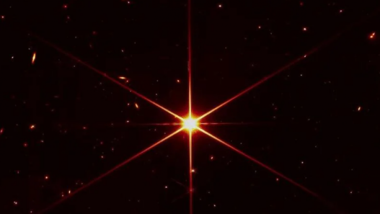 Teleskopi James Webb ka kaluar testet kryesore optike, ka fotografuar një yll dhe mijëra galaktika