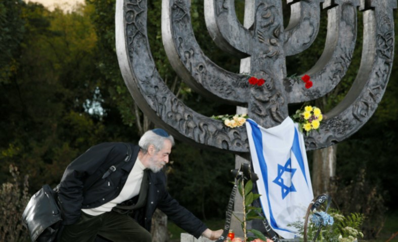 Zelensky: Historia përsëritet, Rusia bombardoi Memorialin e Holokaustit në Kiev