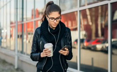 Me stil e me zërim që t’jep vetbesim gjatë ecjes në rrugë – Apple EarPods me zbritje 26%
