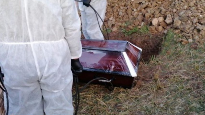 Dosja e varrosjes së viktimave të COVID-19, burrë e grua marrin tenderët nga SHSKUK në vlerë gjysmë milion euro