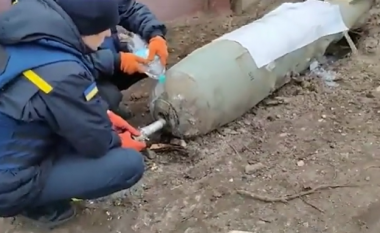 Ukrainasit çaktivizojnë bombën me duar dhe ujë