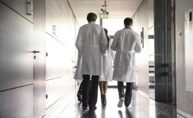 Brenda një muaji mbi 20 mjek u larguan nga Kosova, Sejdiu: Për 10 vjet spitalet do të fillojnë të mbyllen