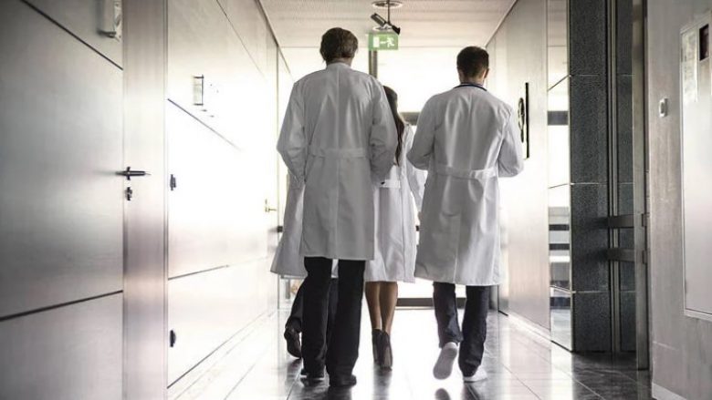 Brenda një muaji mbi 20 mjek u larguan nga Kosova, Sejdiu: Për 10 vjet spitalet do të fillojnë të mbyllen