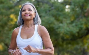 Ecja në këtë mënyrë pas menopauzës mund t'ju ndihmojë të digjni më shumë yndyrë në bark
