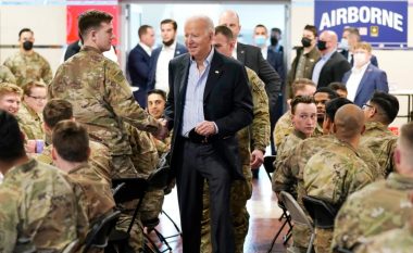 Gjatë takimit me ushtarët amerikanë në Poloni, Biden u tregon se djali i tij kishte shërbyer edhe në Kosovë