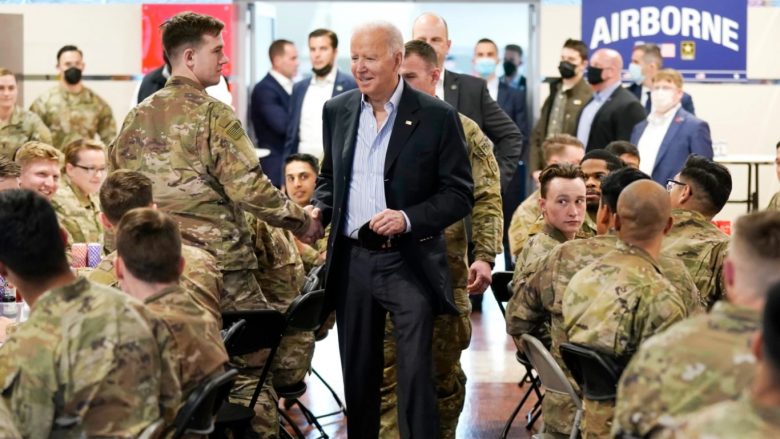 Gjatë takimit me ushtarët amerikanë në Poloni, Biden u tregon se djali i tij kishte shërbyer edhe në Kosovë