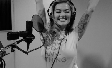 Nga një studio muzikore në Los Angeles, Rita Ora bën një njoftim për fansat