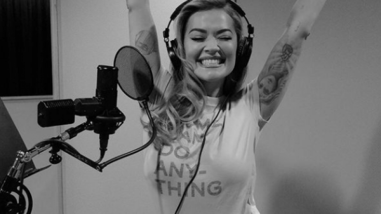 Nga një studio muzikore në Los Angeles, Rita Ora bën një njoftim për fansat