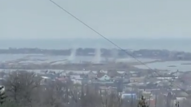 Pamje të verifikuara: Helikopterët rusë qëllojnë në qytetin port të Mariupolit në Ukrainë