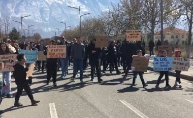 Kuksianët në protestë kundër çmimeve të larta të jetesës
