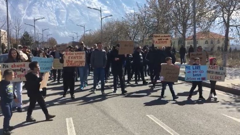 Kuksianët në protestë kundër çmimeve të larta të jetesës