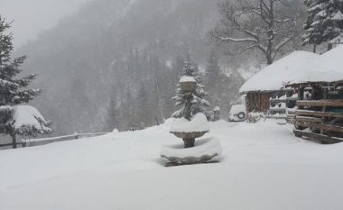 Deri në 1 metër borë në fshatrat e Rugovës, qytetarët ankohen se disa rrugë janë të pakalueshme