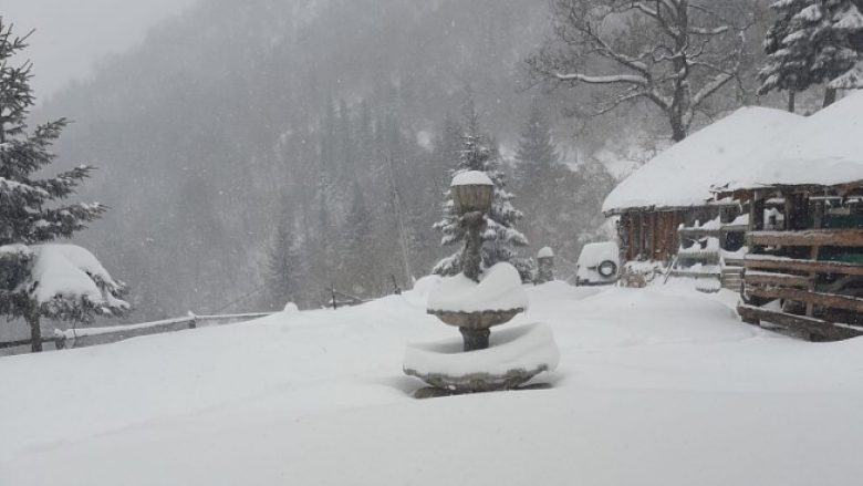 Deri në 1 metër borë në fshatrat e Rugovës, qytetarët ankohen se disa rrugë janë të pakalueshme