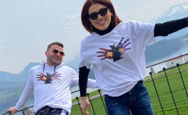 Edona dhe Miloti pozojnë me bluza në njërën anë flamurin e Kosovës e në tjetrën atë të Zvicrës: Në përkrahje të futbollit dhe kulturës muzikore shqiptare