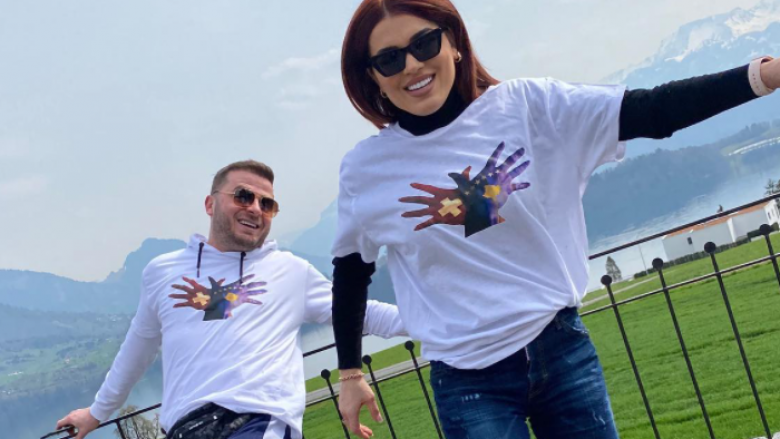Edona dhe Miloti pozojnë me bluza në njërën anë flamurin e Kosovës e në tjetrën atë të Zvicrës: Në përkrahje të futbollit dhe kulturës muzikore shqiptare