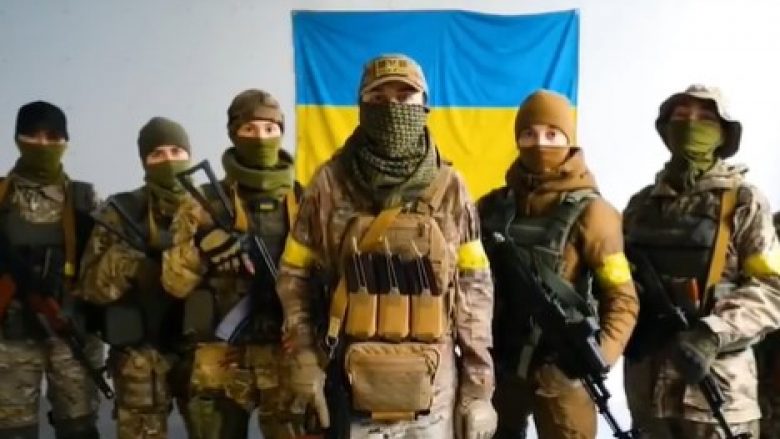 ‘Vdekje armiqve!’: Njihuni me gratë që kanë vendosur të luftojnë për Ukrainën