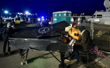 Gjermani me piano argëton refugjatët ukrainas në kufirin Poloni-Ukrainë