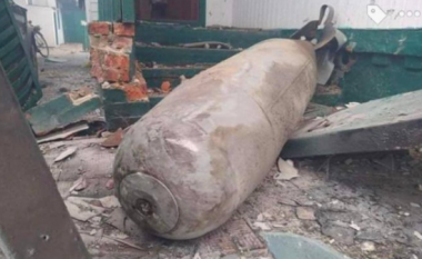 Ministri Ukrainas publikon imazhe: Bomba ruse 500 kg bie në një ndërtesë banimi