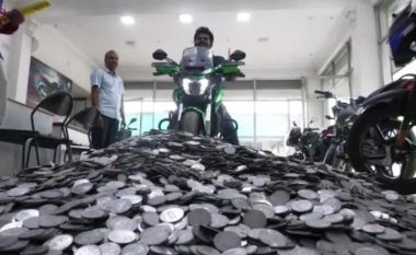 I riu në Indi grumbulloi monedha për 3 vjet për të blerë “motoçikletën e ëndrrave” – shitësit iu deshën 10 orë për t’i numëruar ato