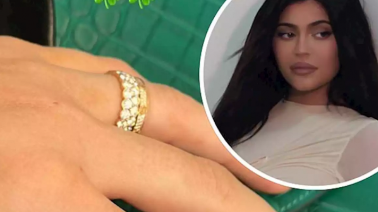 Kylie Jenner shihet me unazë diamanti – nxit thashethemet se mund të jetë martuar me Travis Scott