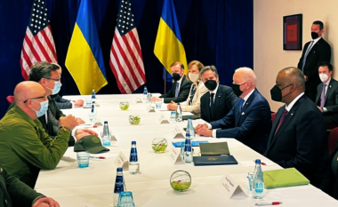Biden bisedon me zyrtarët ukrainas në Poloni