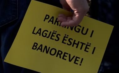 ​Banorët e tri lagjeve protestojnë kundër “Prishtina Parking”: S’lejojmë të na i marrin veturat