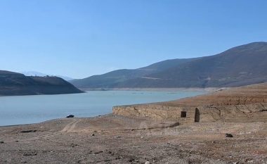 Liqeni i Fierzës në Shqipëri ndalon prodhimin e energjisë elektrike