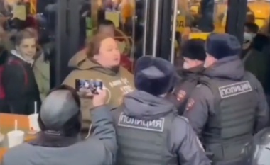 Rusi proteston duke lidhur veten me zinxhirë para restorantit të McDonald’s në Moskë