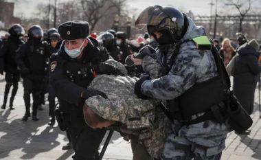 Rusia arrestoi mbi 4 mijë persona të dielën gjatë protestave kundër agresionit në Ukrainë – numri i përgjithshëm arrin në mbi 13 mijë