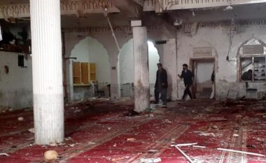 Dhjetëra të vdekur dhe shumë të tjerë të plagosur – pamje dhe detaje nga shpërthimi i një bombe brenda një xhamie në Pakistan